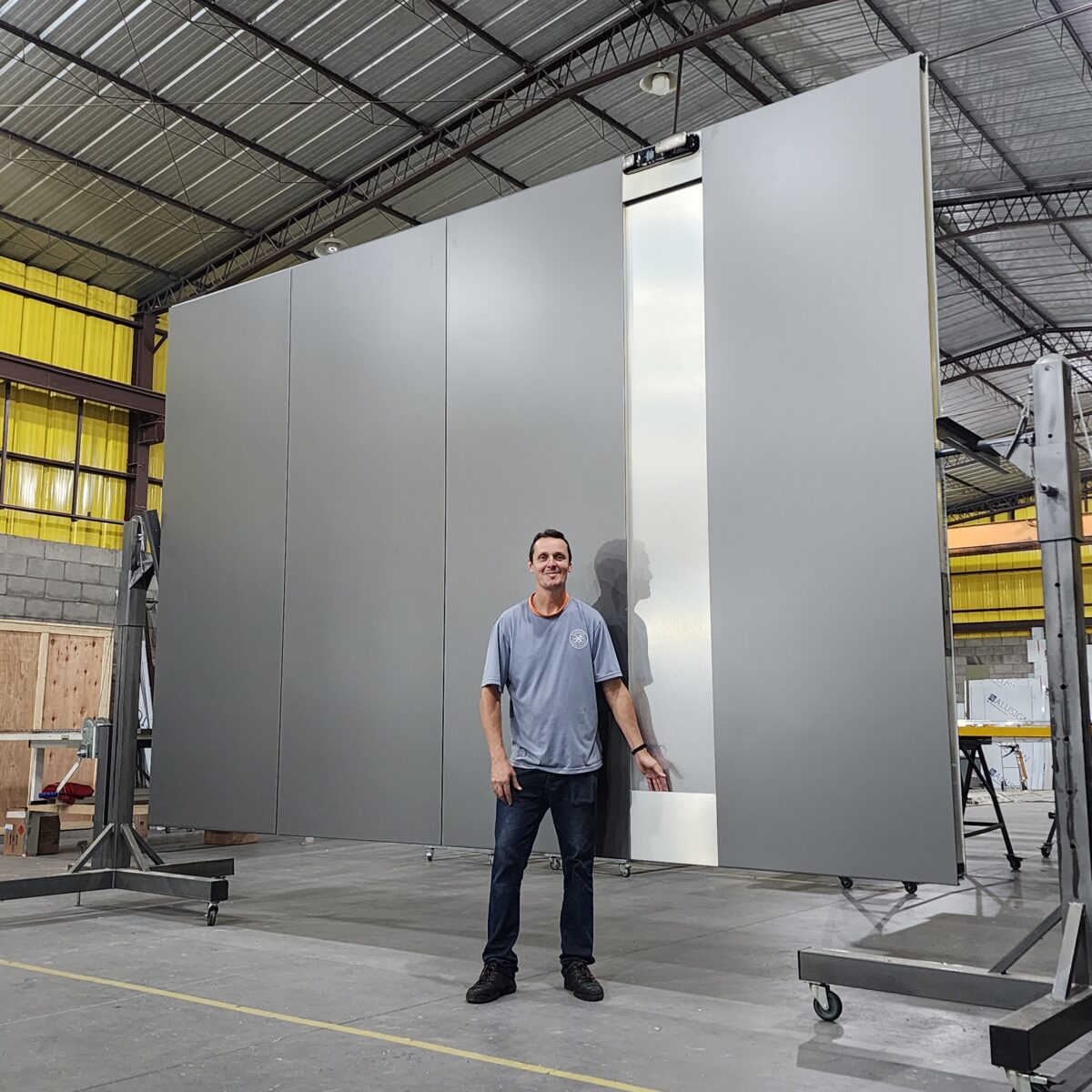 20230503_191346 Porta em ACM Dark Grey com puxador escovado na horizontal - Imagem 1