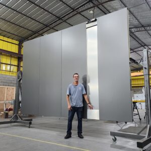 Porta em ACM Dark Grey com puxador escovado na horizontal