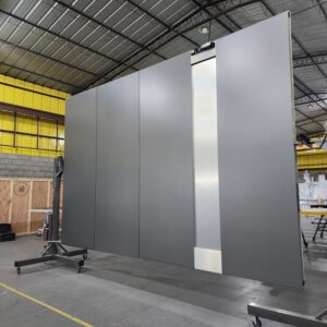 Porta em ACM Dark Grey com puxador escovado na horizontal - Imagem 2