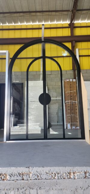 Porta em ACM modelo arco com vidros laminados incolores - Imagem 2