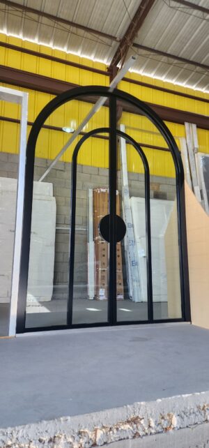 Porta em ACM modelo arco com vidros laminados incolores - Imagem 3