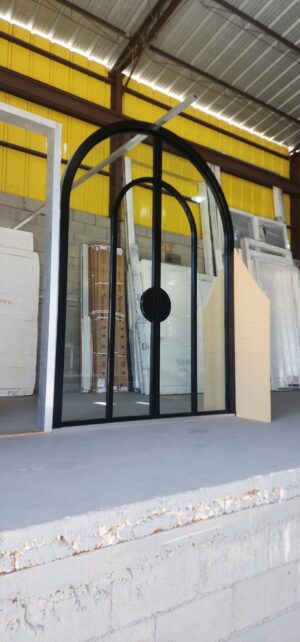 Porta em ACM modelo arco com vidros laminados incolores