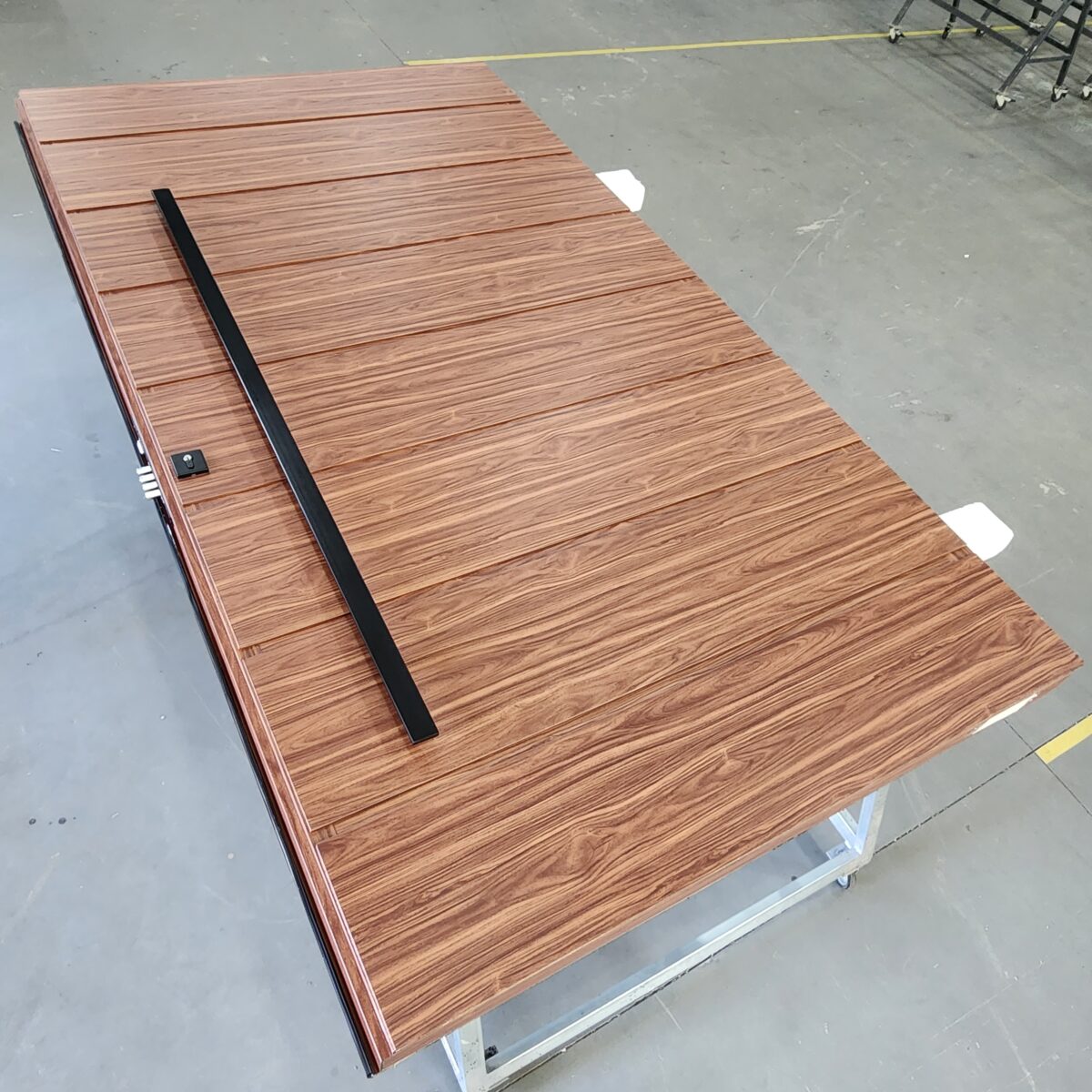 20230607_104714 Porta em ACM Wood Mogno com fechadura Keso Volper - Imagem 1