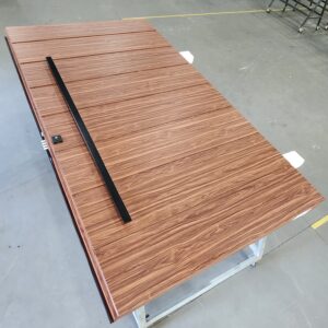 Porta em ACM Wood Mogno com fechadura Keso Volper