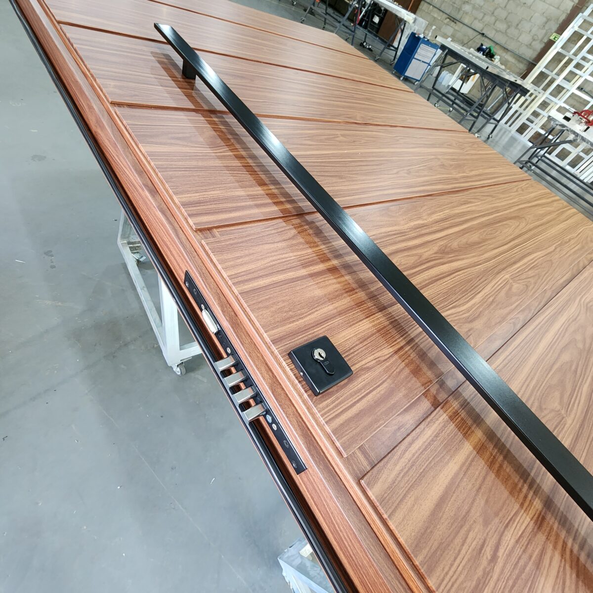 Porta em ACM Wood Mogno com fechadura Keso Volper - Imagem 2