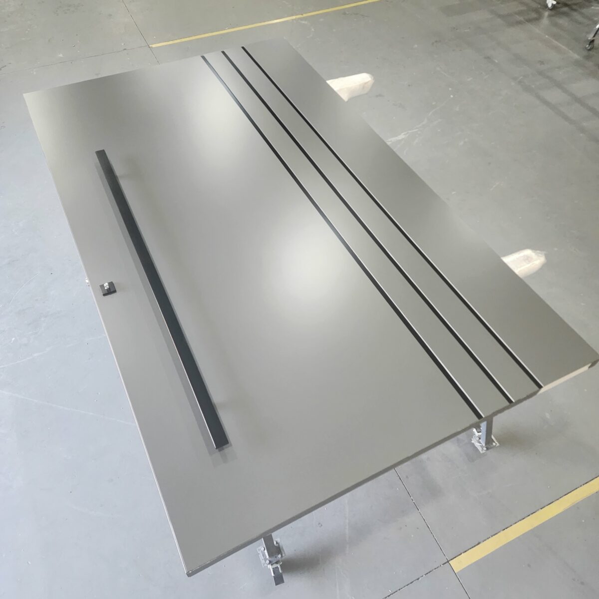 20230607_165111 Porta em ACM Dark Grey com frisos preto fosco - Imagem 1