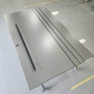 Porta em ACM Dark Grey com frisos preto fosco