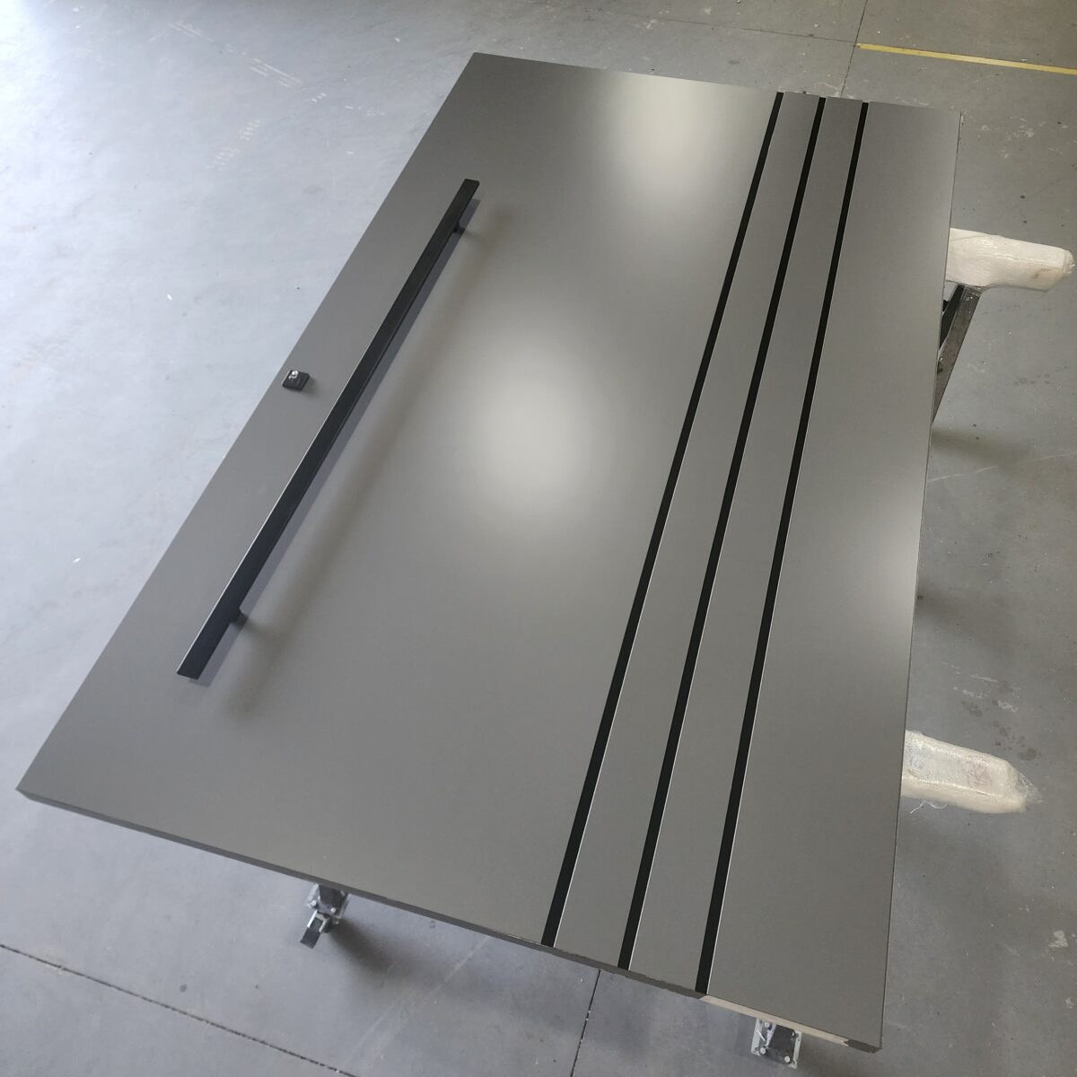 20230607_165155 Porta em ACM Dark Grey com frisos preto fosco - Imagem 2