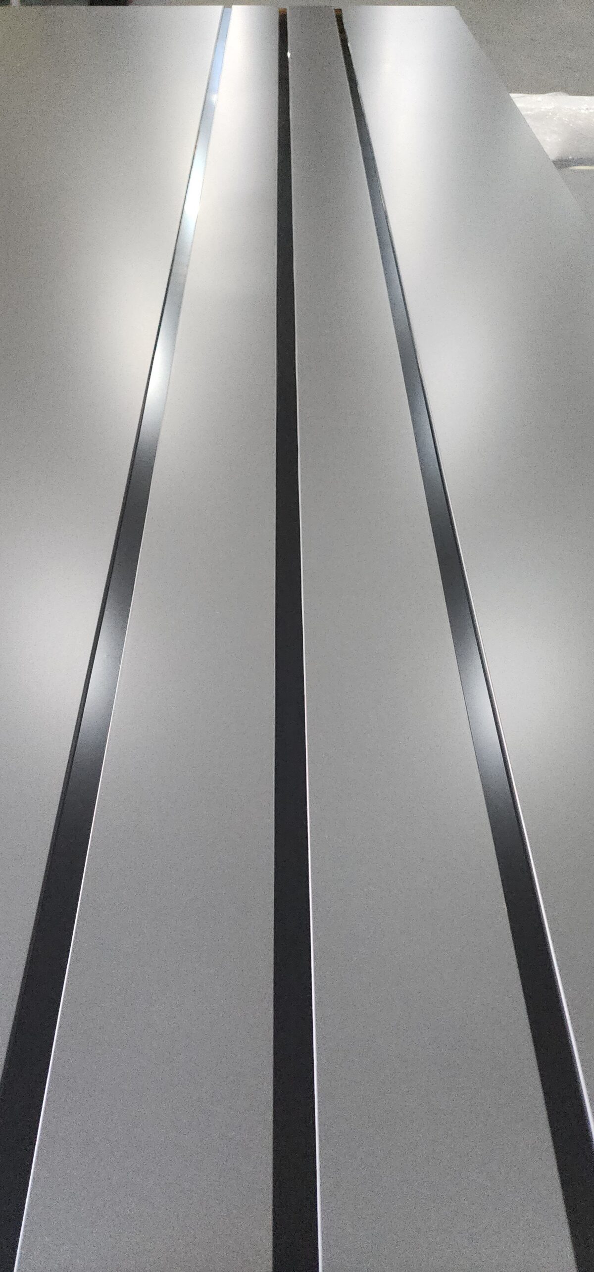 20230607_165357 Porta em ACM Dark Grey com frisos preto fosco - Imagem 4