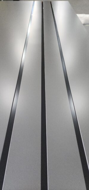 Porta em ACM Dark Grey com frisos preto fosco - Imagem 4