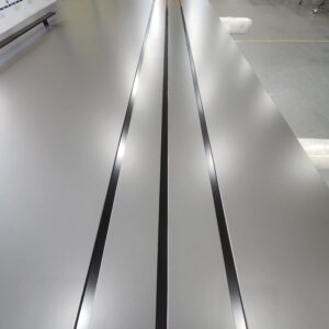 Porta em ACM Dark Grey com frisos preto fosco - Imagem 5