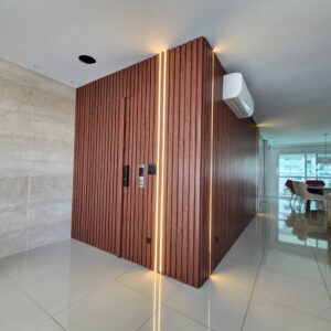 Porta em ACM com duas faces diferentes, modelo ripado vertical Wood Mogno face externa e branco liso com cava face interna