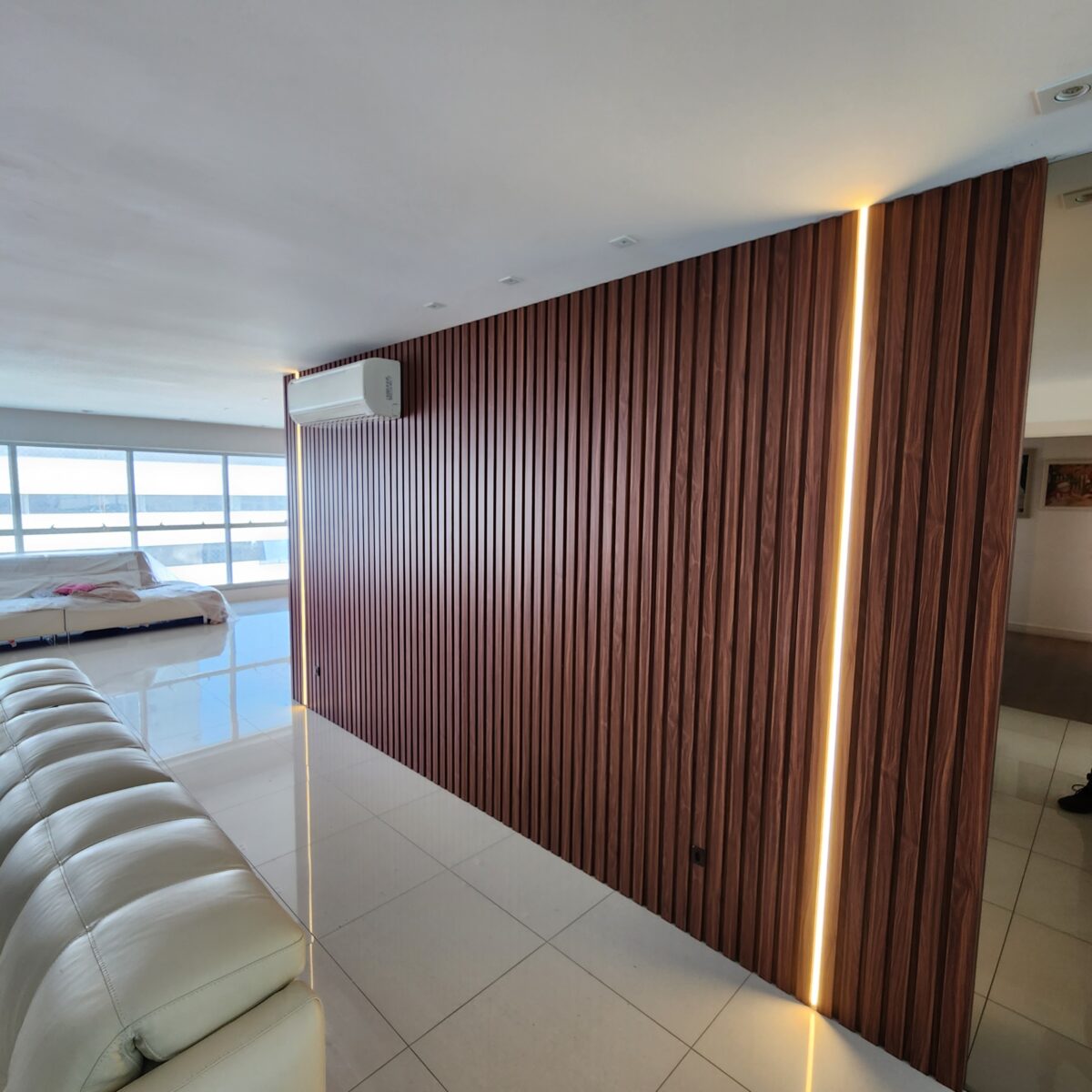 Porta em ACM com duas faces diferentes, modelo ripado vertical Wood Mogno face externa e branco liso com cava face interna - Imagem 3