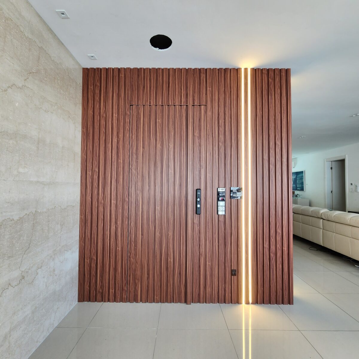 Porta em ACM com duas faces diferentes, modelo ripado vertical Wood Mogno face externa e branco liso com cava face interna - Imagem 4