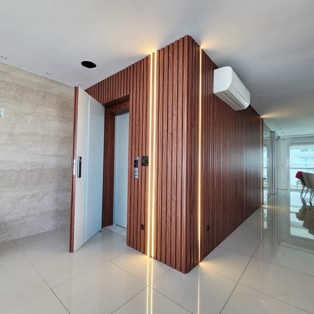 Porta em ACM com duas faces diferentes, modelo ripado vertical Wood Mogno face externa e branco liso com cava face interna - Imagem 5