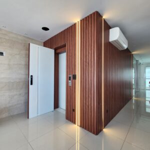 Porta em ACM com duas faces diferentes, modelo ripado vertical Wood Mogno face externa e branco liso com cava face interna - Imagem 6
