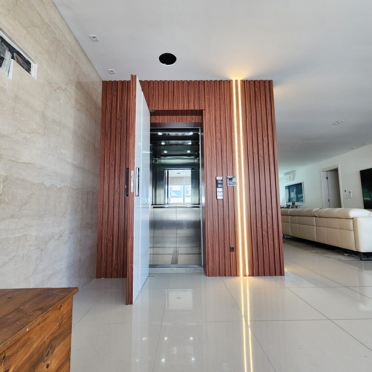 Porta em ACM com duas faces diferentes, modelo ripado vertical Wood Mogno face externa e branco liso com cava face interna - Imagem 7