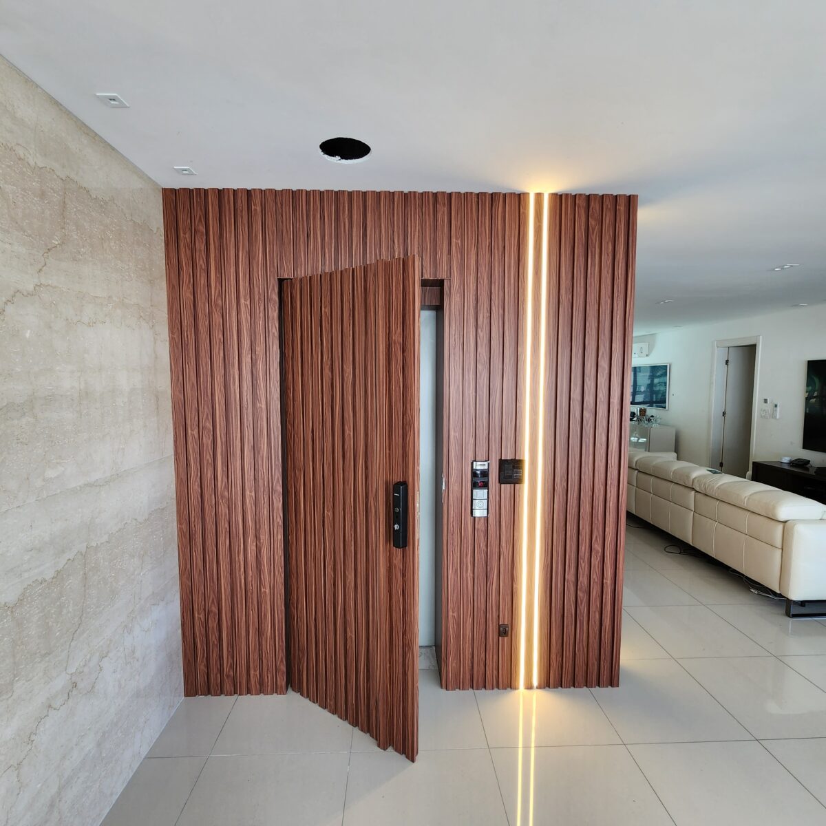 Porta em ACM com duas faces diferentes, modelo ripado vertical Wood Mogno face externa e branco liso com cava face interna - Imagem 8