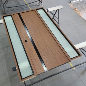 Porta em ACM com puxador cava na cor preto com portal duplo lateral com vidro laminado acidato