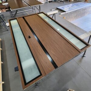 Porta em ACM com puxador cava na cor preto com portal duplo lateral com vidro laminado acidato - Imagem 2