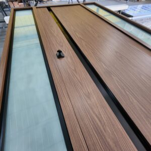 Porta em ACM com puxador cava na cor preto com portal duplo lateral com vidro laminado acidato - Imagem 4