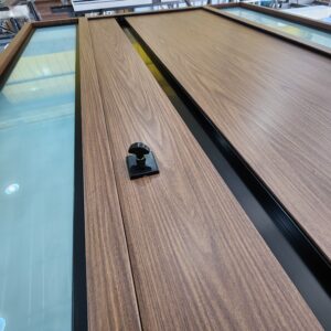 Porta em ACM com puxador cava na cor preto com portal duplo lateral com vidro laminado acidato - Imagem 5