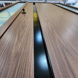 Porta em ACM com puxador cava na cor preto com portal duplo lateral com vidro laminado acidato - Imagem 6