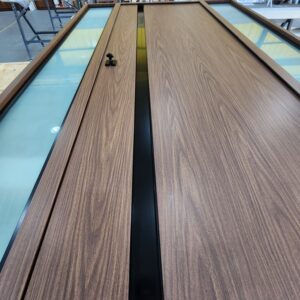 Porta em ACM com puxador cava na cor preto com portal duplo lateral com vidro laminado acidato - Imagem 7