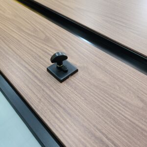 Porta em ACM com puxador cava na cor preto com portal duplo lateral com vidro laminado acidato - Imagem 8