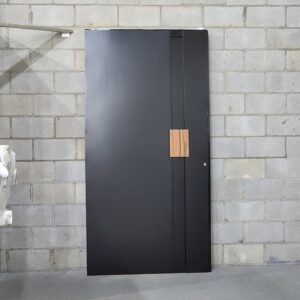 Porta em ACM preto fosco com puxador especial Wood Jatobá