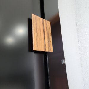 Porta em ACM preto fosco com puxador especial Wood Jatobá - Imagem 3