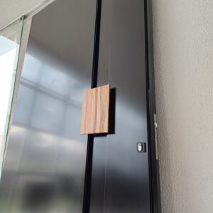 Porta em ACM preto fosco com puxador especial Wood Jatobá - Imagem 5