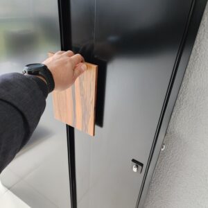 Porta em ACM preto fosco com puxador especial Wood Jatobá - Imagem 6