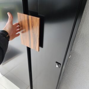 Porta em ACM preto fosco com puxador especial Wood Jatobá - Imagem 7