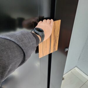 Porta em ACM preto fosco com puxador especial Wood Jatobá - Imagem 8