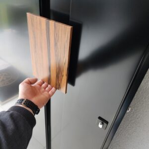 Porta em ACM preto fosco com puxador especial Wood Jatobá - Imagem 9