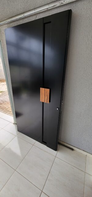 Porta em ACM preto fosco com puxador especial Wood Jatobá - Imagem 10