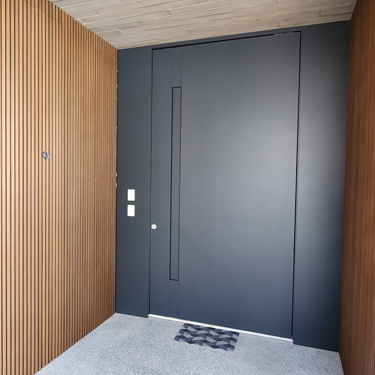 20230804_120539 Porta em ACM Anthracite Grey com painéis laterais fixos e puxador cava na própria porta - Imagem 1