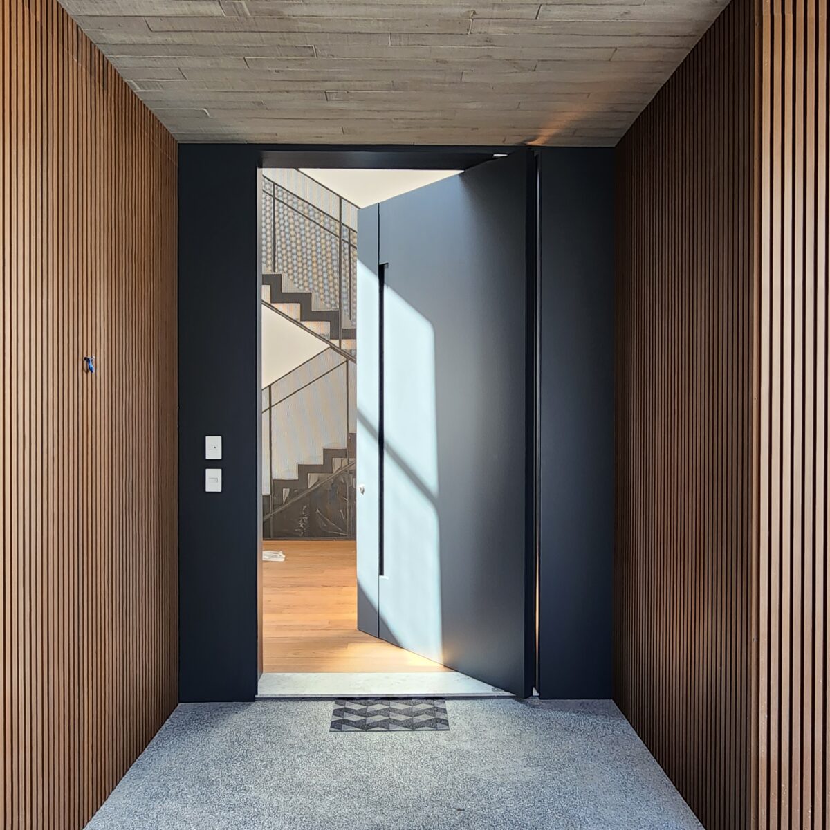 20230804_120654 Porta em ACM Anthracite Grey com painéis laterais fixos e puxador cava na própria porta - Imagem 2