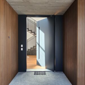 Porta em ACM Anthracite Grey com painéis laterais fixos e puxador cava na própria porta - Imagem 2