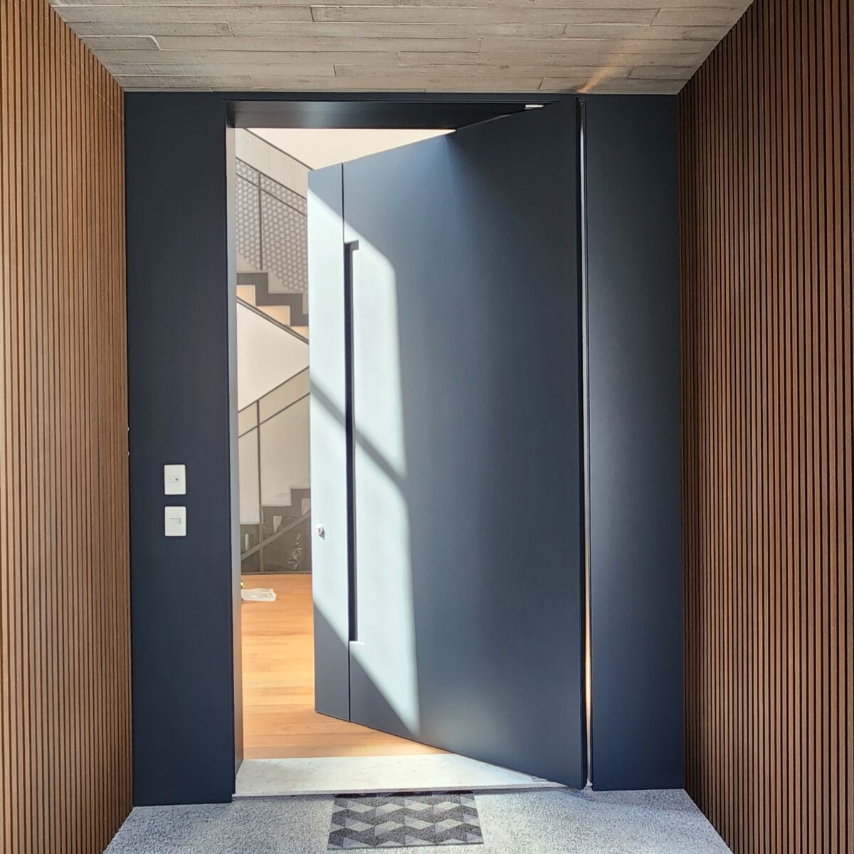 20230804_120720 Porta em ACM Anthracite Grey com painéis laterais fixos e puxador cava na própria porta - Imagem 3