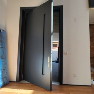Porta em ACM Anthracite Grey com painéis laterais fixos e puxador cava na própria porta - Imagem 4
