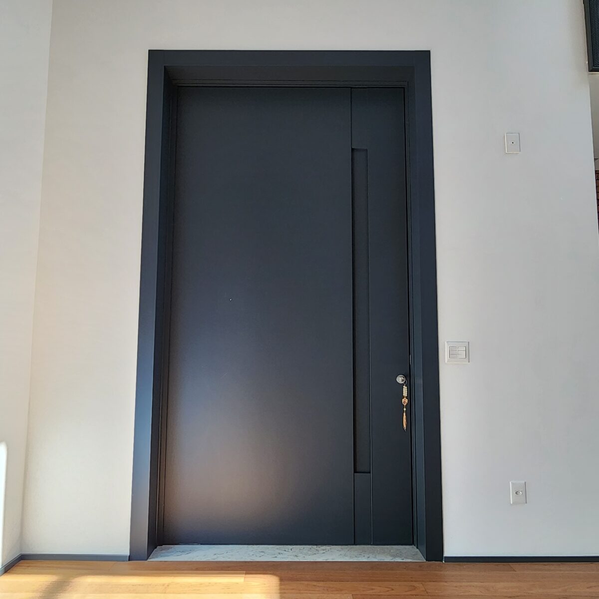 20230804_120903 Porta em ACM Anthracite Grey com painéis laterais fixos e puxador cava na própria porta - Imagem 5