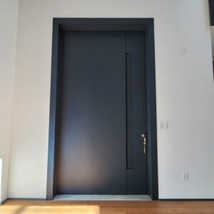Porta em ACM Anthracite Grey com painéis laterais fixos e puxador cava na própria porta - Imagem 5
