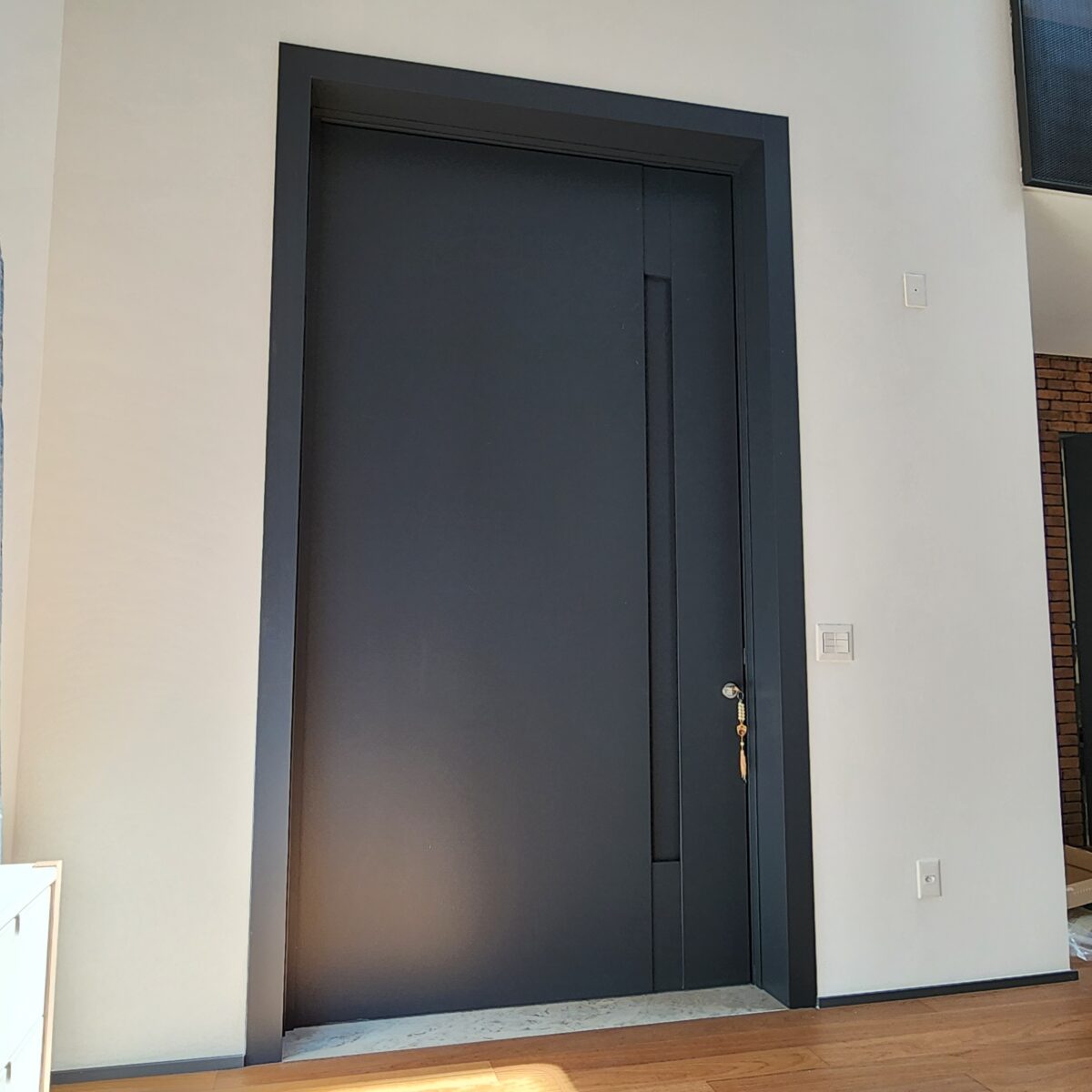 20230804_120911 Porta em ACM Anthracite Grey com painéis laterais fixos e puxador cava na própria porta - Imagem 6