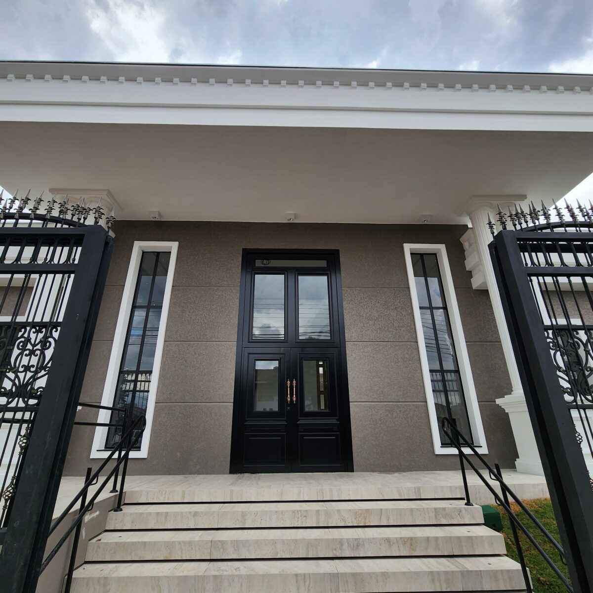 Porta em ACM modelo colonial exclusivo com dezenas de detalhes especiais - Imagem 3