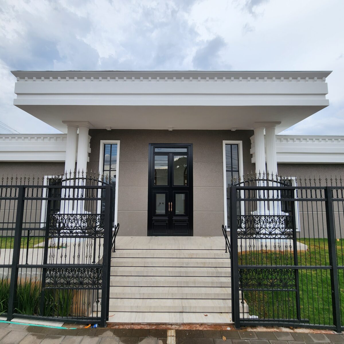 Porta em ACM modelo colonial exclusivo com dezenas de detalhes especiais - Imagem 4