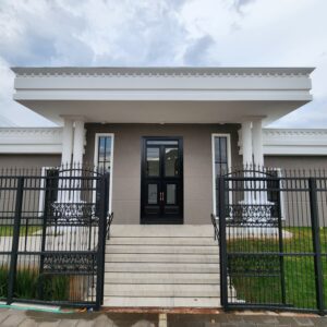 Porta em ACM modelo colonial exclusivo com dezenas de detalhes especiais - Imagem 4