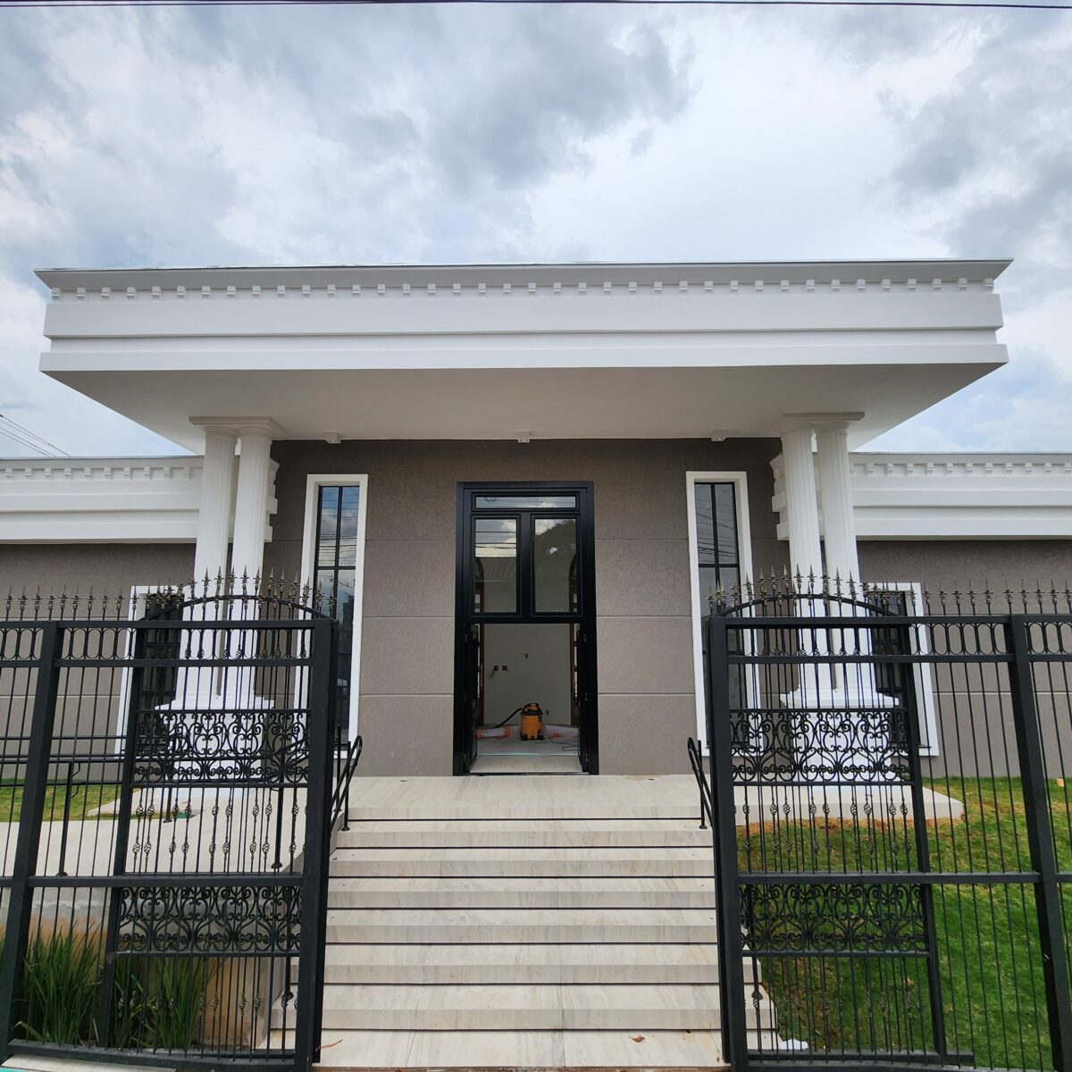 Porta em ACM modelo colonial exclusivo com dezenas de detalhes especiais - Imagem 5