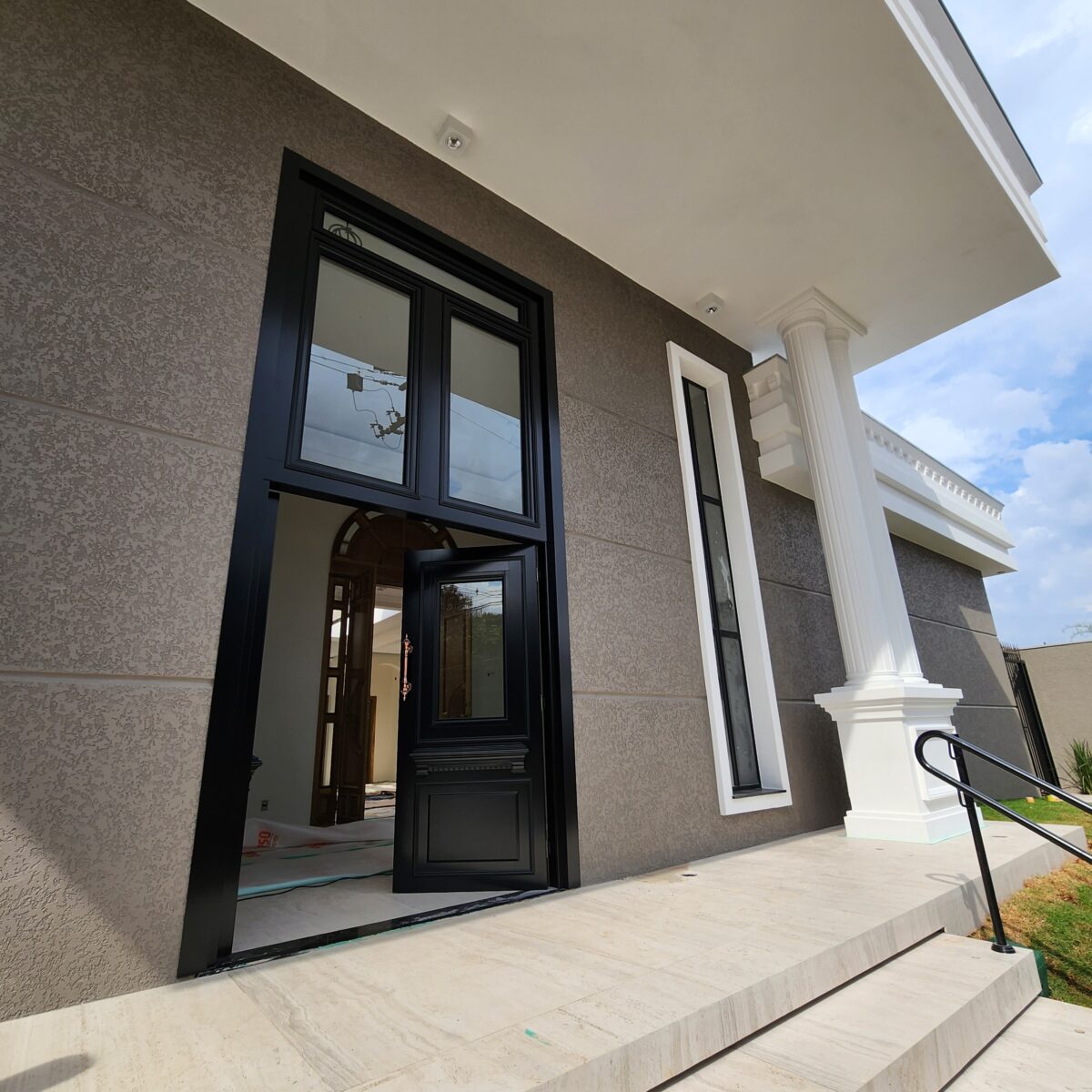 Porta em ACM modelo colonial exclusivo com dezenas de detalhes especiais - Imagem 7